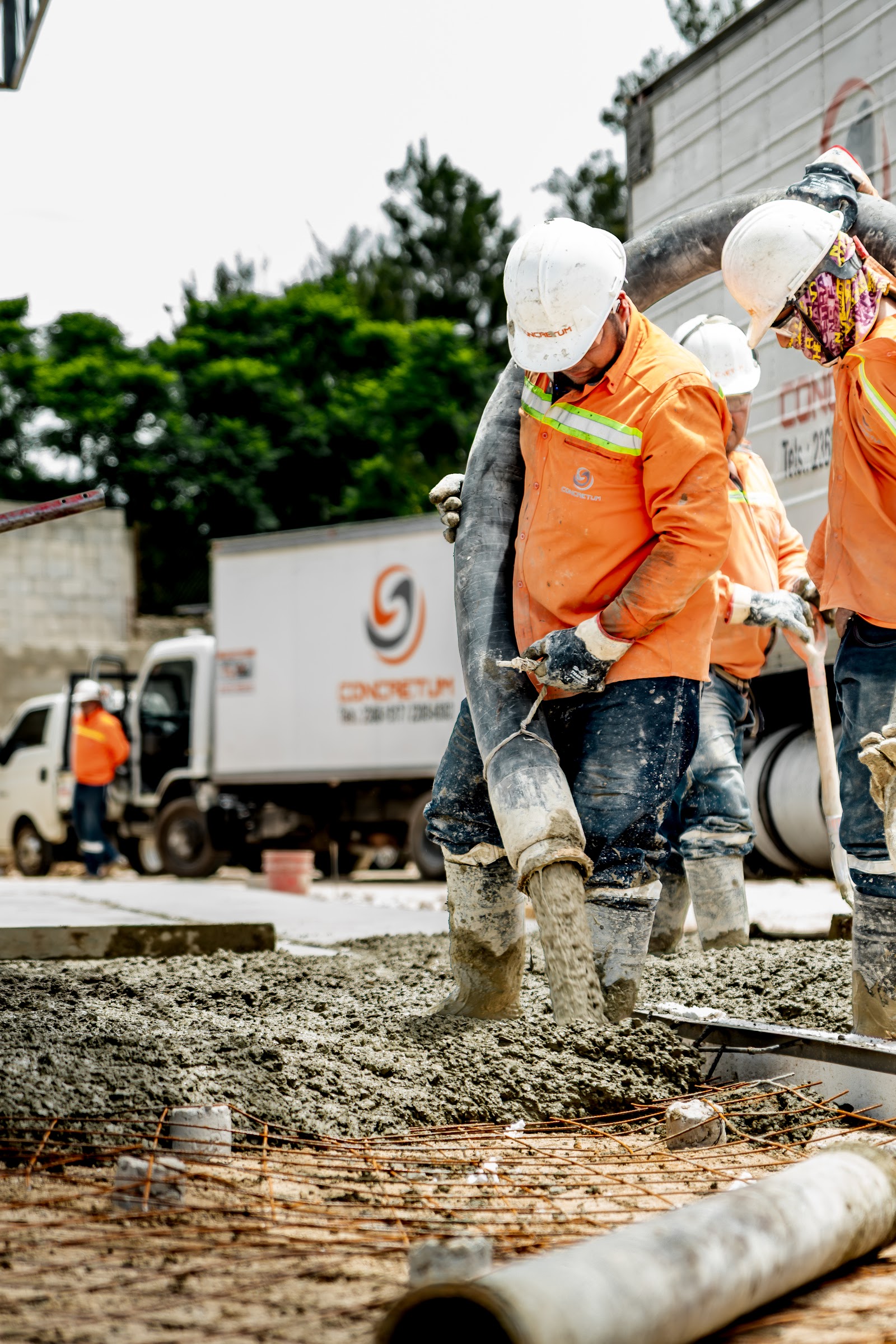 Colocación de concreto con manguera en obra