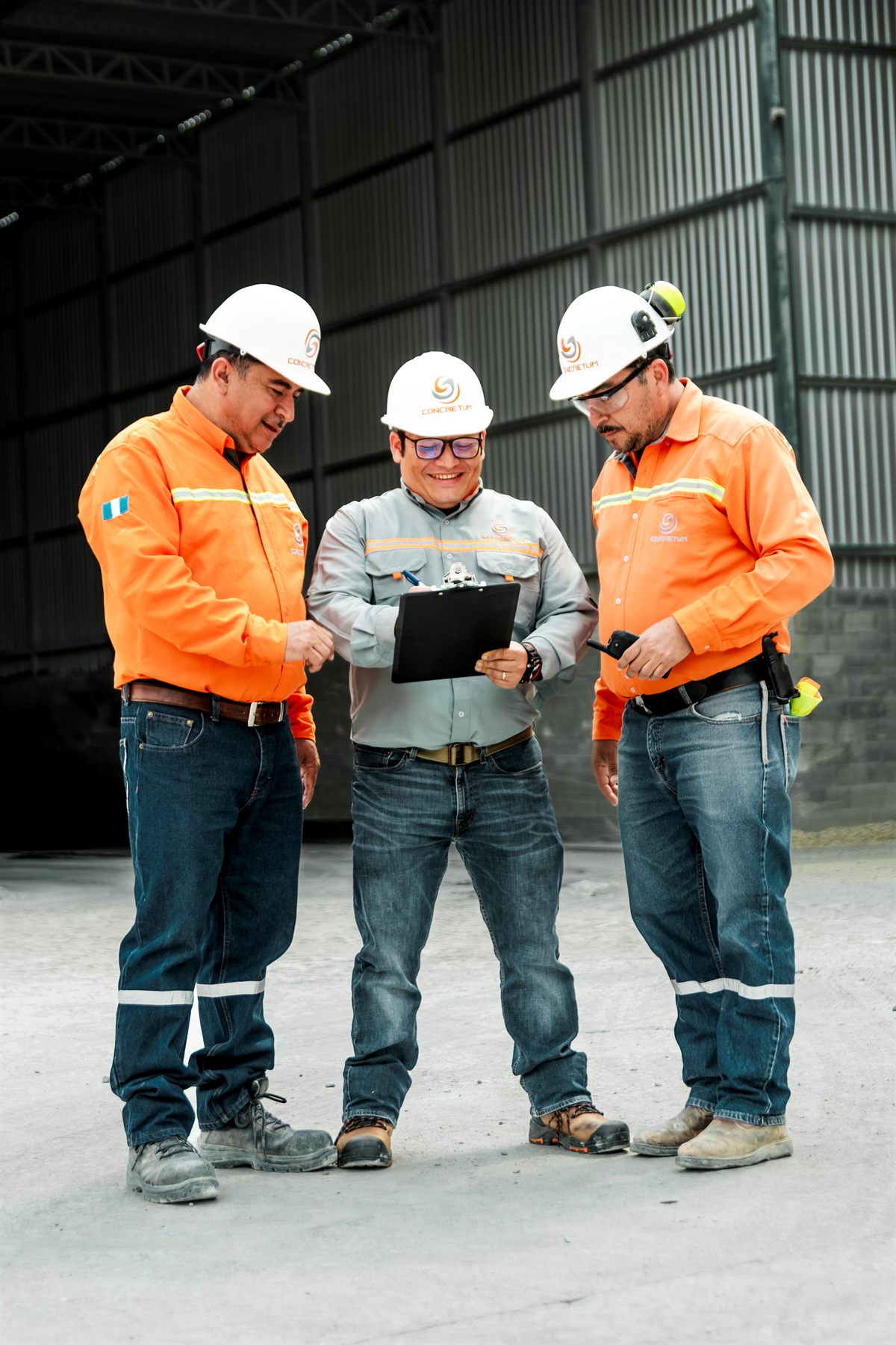 Equipo de trabajo de CONCRETUM en obra en Guatemala