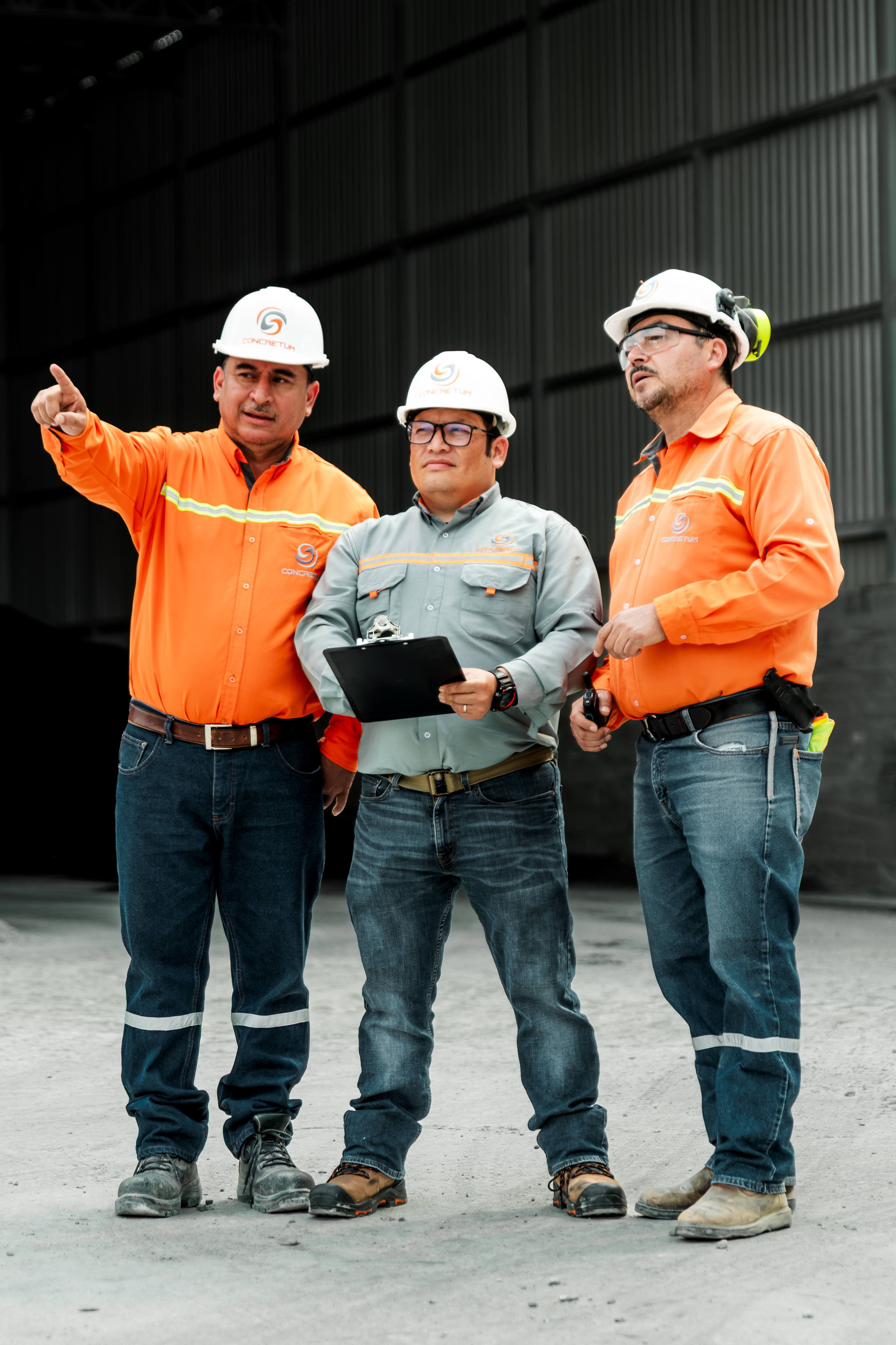 Personal de CONCRETUM verificando calidad y altos estándares en planta
