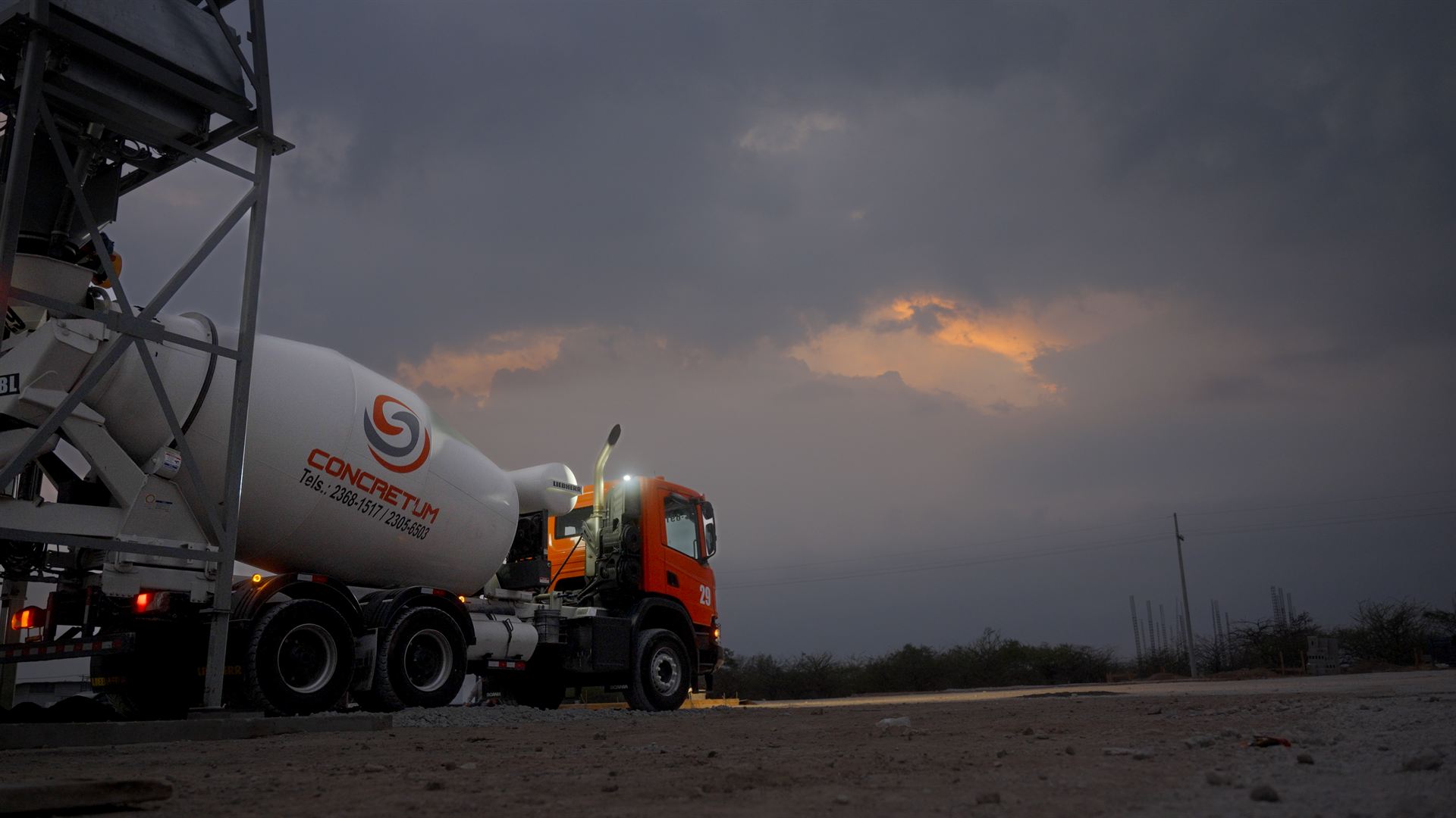 Camión mezclador de CONCRETUM al atardecer en planta de concreto en Guatemala