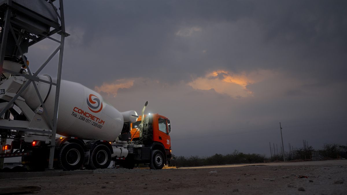 Camión mezclador de CONCRETUM en operación